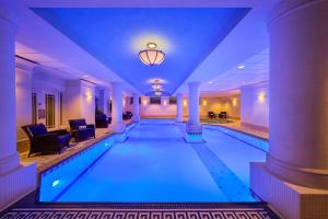ein großes Schwimmbad in einem Hotel mit einer Decke in der Unterkunft Fairmont Palliser in Calgary
