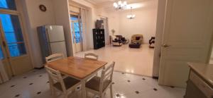 a kitchen and dining room with a table and chairs at Appartement Alger in Alger