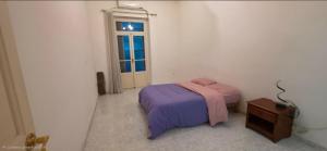 a white room with a bed and a window at Appartement Alger in Alger