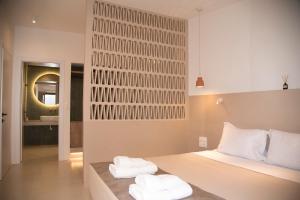 a bedroom with a bed with two towels on it at Siroa Serene in Rózia