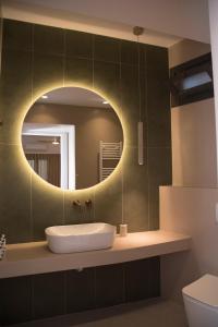 a bathroom with a sink and a mirror at Siroa Serene in Rózia +18 photos