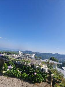 a garden on the roof of a house with plants at พอยื้อใจ doichang in Ban Huai Khai