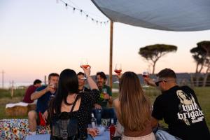 a group of people drinking wine under a tent at Vigne Marrone B&B in Fossacesia