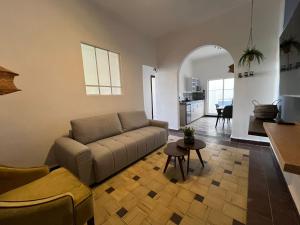 a living room with a couch and a table at Departamento 101 Casona Catalina in Puebla