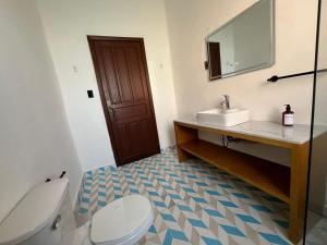 a bathroom with a toilet and a sink at Departamento 101 Casona Catalina in Puebla