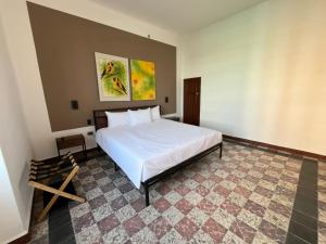 a bedroom with a large white bed in a room at Departamento 101 Casona Catalina in Puebla