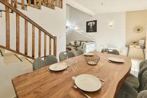 a dining room with a wooden table and chairs at Villa Mascareignas - Le Tampon in Le Tampon