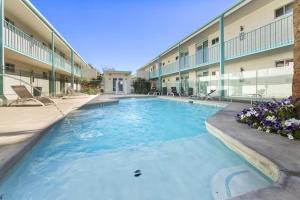 a large swimming pool in front of a building at DTPH Cozy Corner - Pool & Parking in Phoenix