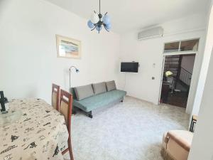 a living room with a couch and a television at Casa do Arco da Vila in Faro