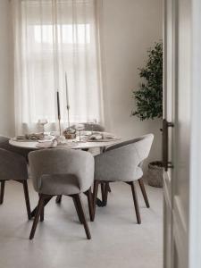 a dining room table with chairs and a dining room table at Carland Cottage in Carland