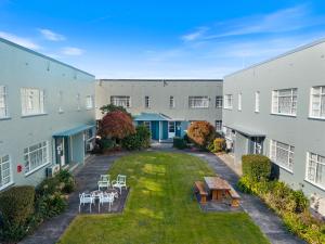 anterior view of a courtyard of a building at Bings Motel in Blenheim