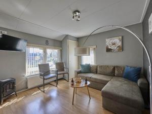 ein Wohnzimmer mit Sofa und Tisch in der Unterkunft Hoevendeel in Eefde