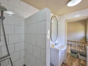 ein Badezimmer mit Waschbecken und Spiegel in der Unterkunft Hoevendeel in Eefde + 45 Fotos