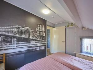 ein Schlafzimmer mit einem Schwarz-Weiß-Foto an der Wand in der Unterkunft Hoevendeel in Eefde