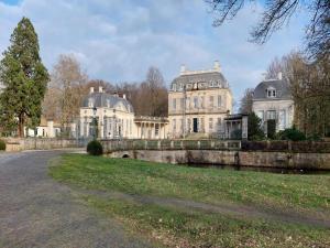 ein großes Haus mit einer Brücke vor einem Fluss in der Unterkunft Hoevendeel in Eefde