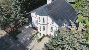 an overhead view of a white house with a solar roof at PannaiLew in Ciechocinek