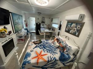 a bedroom with a bed with a starfish blanket at Studio Wendy in Bradenton