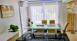 a dining room with a glass table and chairs at Villa imperial in Ravanj
