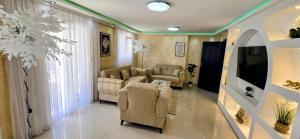 a living room with a couch and a tv at Villa imperial in Ravanj
