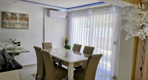 a dining room with a table and chairs and a window at Villa imperial in Ravanj