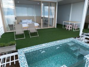 a room with a swimming pool and a bed at รีทรีท ภูทับเบิก in Ban Maeo Thap Boek +18 photos