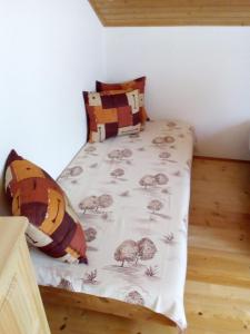 A bed or beds in a room at Ubytovanie Hugo Alžbetka