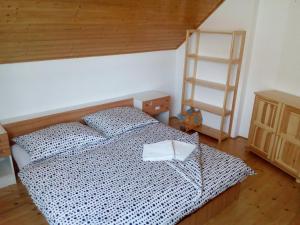 A bed or beds in a room at Ubytovanie Hugo Alžbetka