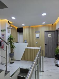 Zona de hol sau recepție la Hotel Rous