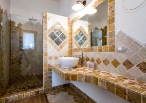 een badkamer met een wastafel en een douche bij Casa La Liccia in Arzachena