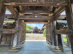an entrance to a building with a wooden doorway at Chikurinin Gunpoen in Yoshino