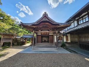 an asian style building with a roof at Chikurinin Gunpoen in Yoshino