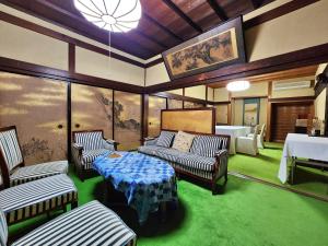a living room with two couches and a table at Chikurinin Gunpoen in Yoshino
