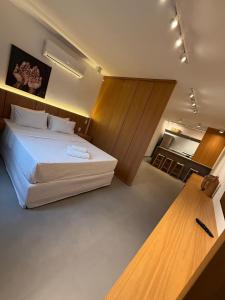 a bedroom with a large bed and a kitchen at Beira Mar Japaratinga Brisa in Japaratinga +29 photos