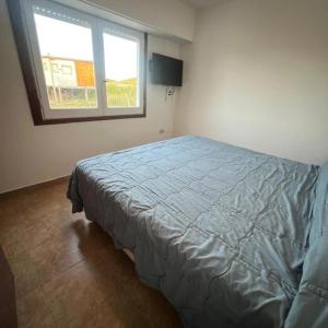a bedroom with a bed and a window at Casa a pie de playa in Mar de Cobo