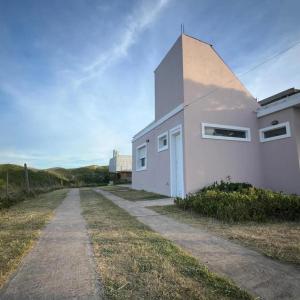 a white house with a sidewalk next to it at Casa a pie de playa in Mar de Cobo