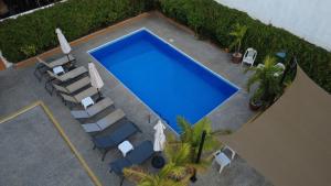 an overhead view of a swimming pool with lounge chairs and sidx sidx at DEPARTAMENTOS LALO in Zihuatanejo