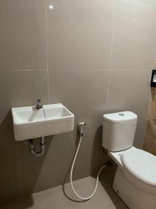 a bathroom with a sink and a toilet at Katra Sembalun in Sembalun Lawang