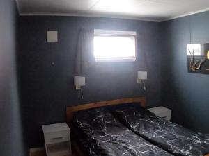a bedroom with a bed and a window at Komfortabel overnatting på veien mot Nordkapp in Kolvik +40 photos