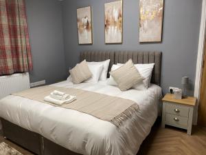 a bedroom with a bed with two towels on it at Holiday home with 3 double bedrooms all En-suite in Craven Arms