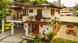 a house with a balcony and a table at Casa Úrsula in Panama City