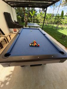 a pool table in a room with a pool table at Finca para estrenar in Anapoima