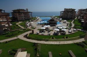 - une vue aérienne sur un complexe avec des tables et des parasols dans l'établissement Kaliakria Resort, à Topola