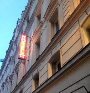 una señal de neón en el lateral de un edificio en Hôtel Montana La Fayette - Paris Gare du Nord en París