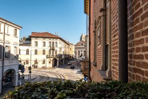 a view of a city street with buildings at Hotel Serafino in Padova