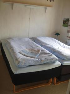 uma cama com um cobertor em cima em Glyngøre Bed & Breakfast II em Glyngøre