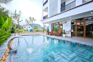 a swimming pool in front of a building at Pataco Tam Coc Hotel in Vũ Lâm