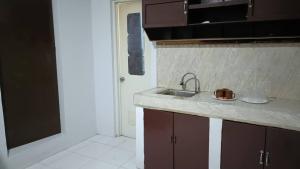 a kitchen with a sink and a counter top at Hatch Guesthouse in Ocoy