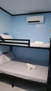 a bunk bed with a towel on the bottom bunk at Hatch Guesthouse in Ocoy
