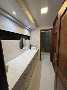 a bathroom with a white counter and a sink at DEPARTAMENTO DUPLEX 3 Habitaciones EN CUENCA ECUADOR in Cuenca