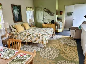 a bedroom with a bed and a living room at Comfort Nest in Pahoa